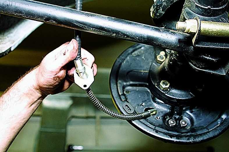 Снятие и установка тросов привода стояночного тормоза | тормозная система | opel corsa