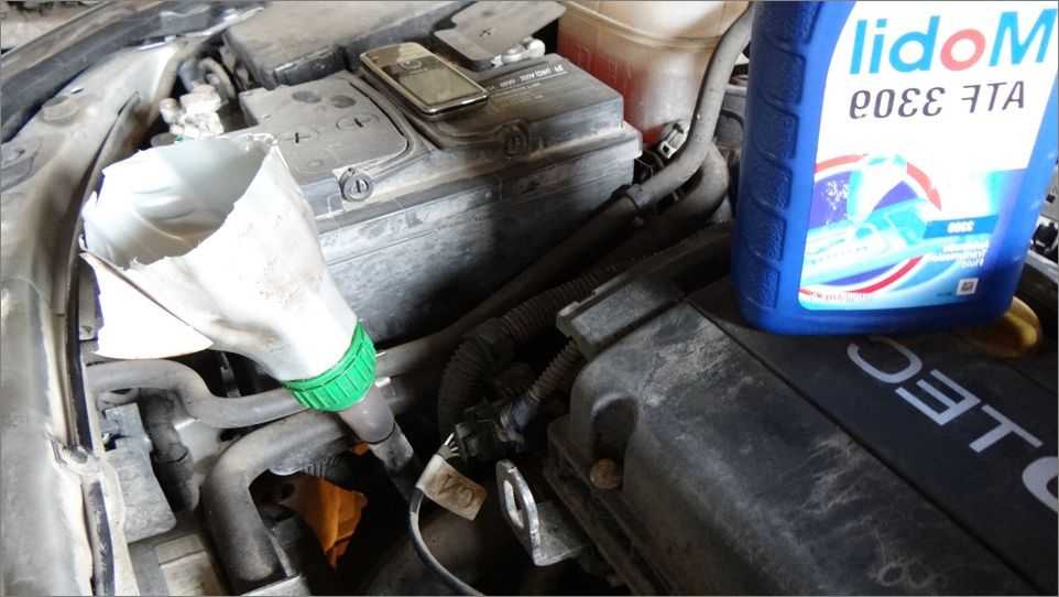 Проверка уровня, доливка и замена масла в механической коробке передач и рабочей жидкости в автоматической коробке передач