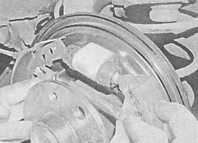 Снятие и установка главного тормозного цилиндра | opel astra | руководство opel