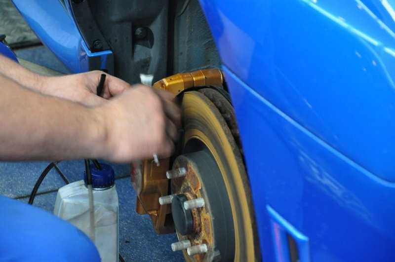 Проверка состояния шин и давления их накачки, ротация колес