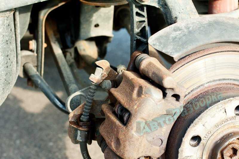Снятие и установка суппорта тормоза заднего колеса | операции регулировки и замены элементов тормозной системы | opel astra