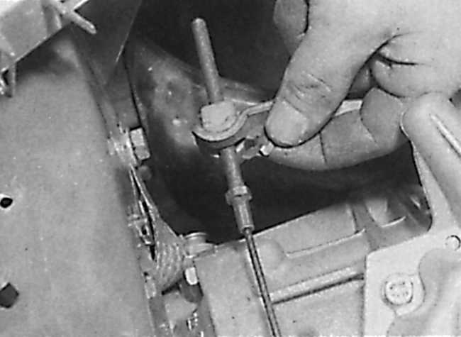 Снятие и установка сборки исполнительного цилиндра сцепления с   выжимным подшипником