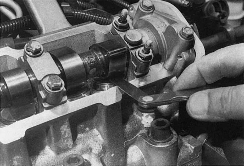 Проверка и регулировка зазоров клапанов (двигатели 1.7 л   dohc)