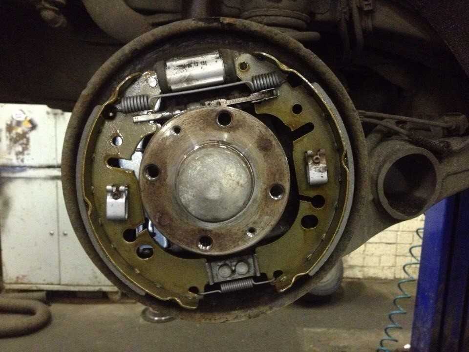 Opel astra g замена башмаков барабанных тормозных механизмов задних колес