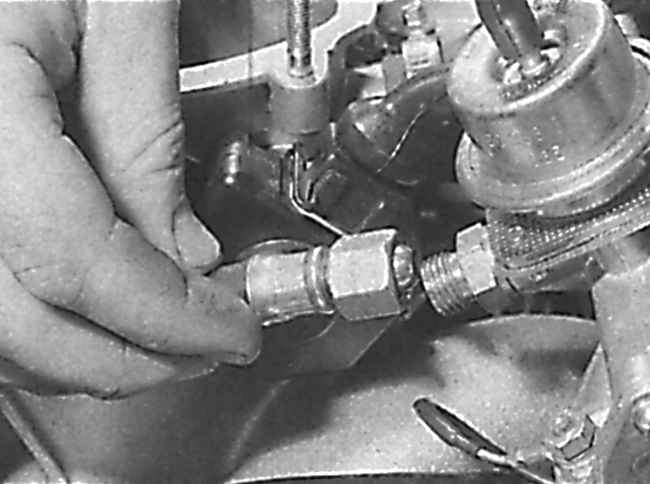 Элементы системы впрыска топлива (модели с двигателем объемом 2,и 2,л) снятие и установка opel - omega a