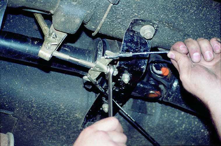 Снятие и установка тросов привода стояночного тормоза