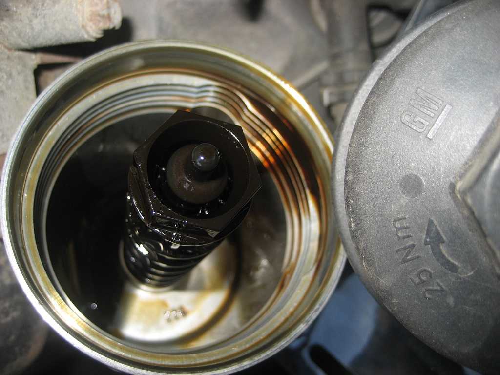 Сколько стекает масло. Opel 1.2 клапан масляного фильтра. Opel Corsa d 1.2 стакан масляного фильтра.