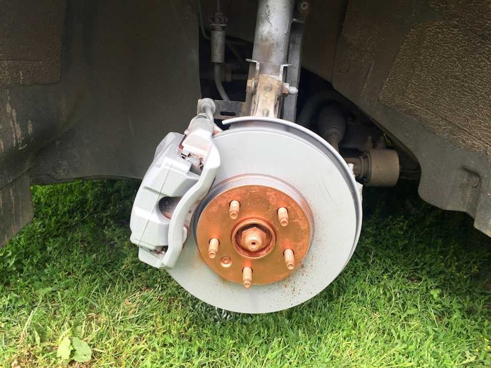 Замена колодок дисковых тормозных механизмов задних колес