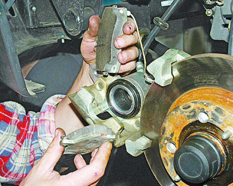 Снятие, восстановительный ремонт и установка суппортов дисковых тормозных механизмов передних колес | opel corsa | руководство opel